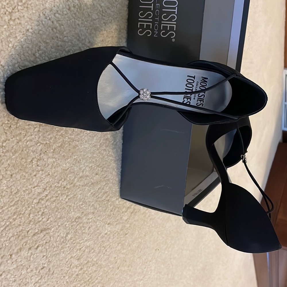 Women’s Dress Shoe 6 Worn once . Black Satin material